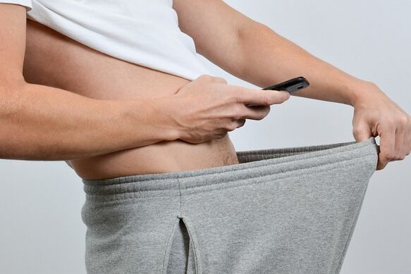 បុរសម្នាក់មើលទៅខោរបស់គាត់នៅលិង្គរីកធំមួយ